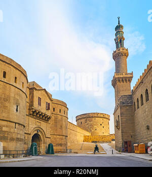 La porte d'entrée du Musée militaire de la Citadelle de Saladin voisins avec la grand minaret sculpté d'Al-Nasir Mohammed Mosquée, Le Caire, Égypte. Banque D'Images