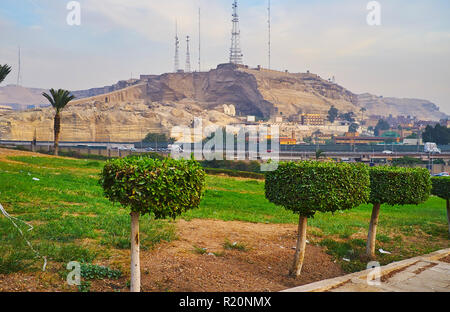 La colline de la Citadelle de Saladin ouvre la vue sur la montagne Mokattam avec sa grande église copte et ordures Ville (Manshiyat Naser), situé autour de c Banque D'Images