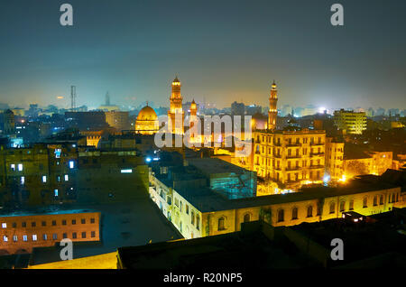 Les dômes et les minarets de mosquées historiques du sultan Qalawun, Al Moez et Elzaher Barqooq le tour d'horizon brumeux sombre du Caire islamique, l'Egypte. Banque D'Images