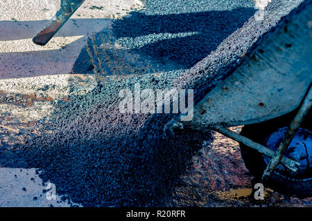 Frais de mise à niveau du travailleur au cours d'asphalte asphalte réparer ou de travaux de construction Banque D'Images