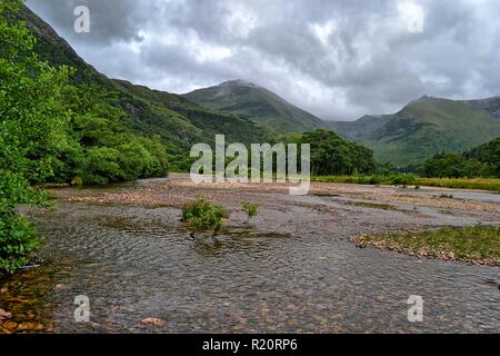 Vue de la rivière Nevis, sur le chemin de randonnée le Glen Nevis, près de Fort William, Écosse, Royaume-Uni Banque D'Images