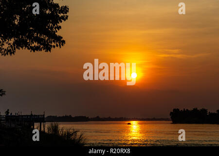 Don Det, Laos - 22 Avril 2018 : Coucher de soleil sur le Mékong vu de Don Det village près de la frontière cambodgienne Banque D'Images