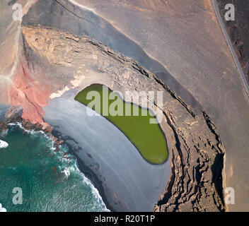 Vue aérienne de l'Charco de los Clicos, un petit lac d'eau salée avec un ensemble de couleur vert émeraude. Lanzarote, îles Canaries, Espagne Banque D'Images