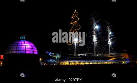 Cutty Sark à Noël, Londres, Royaume-Uni, avec l'entrée sud du Dôme de Greenwich Foot Tunnel conçu par Sir Alexander Binnie en premier plan. Banque D'Images