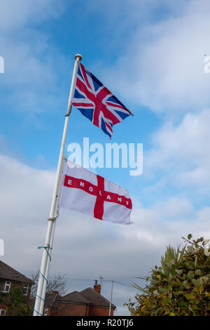 L'Union Jack et le drapeau de St George voler ensemble sur un pôle Banque D'Images