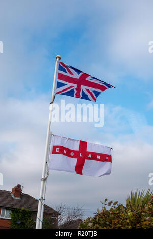 L'Union Jack et le drapeau de St George voler ensemble sur un pôle Banque D'Images