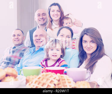 Portrait of happy family posing trois générations ensemble autour d'un thé à la maison Banque D'Images