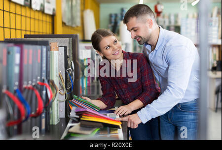 La créativité est de choisir deux couleurs pour matériaux avec palettes, dans le magasin. Banque D'Images