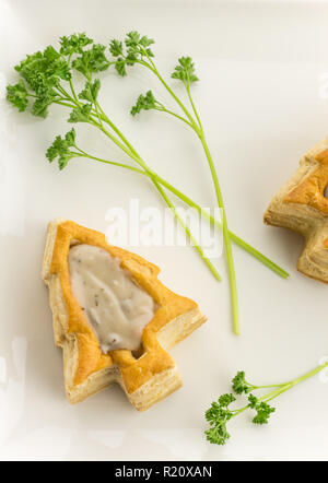 La pâte feuilletée le vol-au-vents en forme d'arbre de Noël et remplie d'un ragoût de champignons Banque D'Images