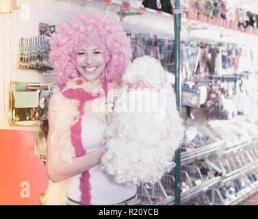 Portrait of young cheerful man perruque clown rose Banque D'Images