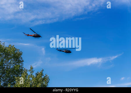 La Force aérienne grecque Bell Huey hélicoptères volant. Hellenic Army Aviation UH-1H Agusta-Bell AB-205une parade militaire à Thessalonique. Banque D'Images