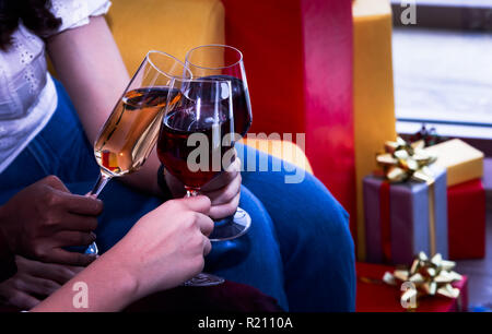 Fête de Noël avec des verres de champagne sur la célébration du nouvel an. Banque D'Images