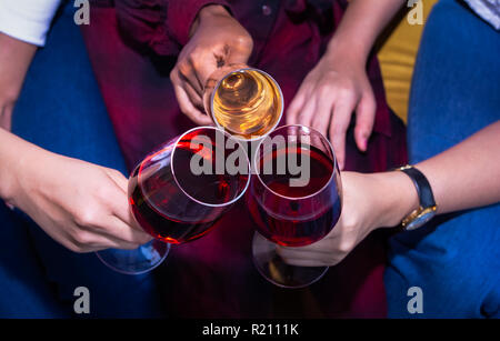 Fête de Noël avec des verres de champagne sur la célébration du nouvel an. Banque D'Images