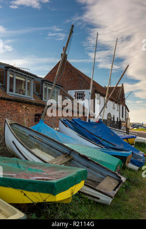 Burnham Overy Staithe sur la côte de Norfolk avec de petits dériveurs. Banque D'Images