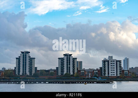 Un ciel dramatique derrière des immeubles sur la rive nord de la Tamise à l'Est de Londres. À partir de la ville ouverte de l'Architecture Tour East Thames. Date de la photo : Banque D'Images