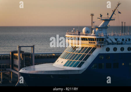 Vue rapprochée de ferry timonerie avec de grandes fenêtres, d'antennes, mégaphone contre porte passager Banque D'Images