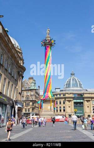 Newcastle sur Tyne/Angleterre - 26 juin 2018 : monument Newcastle Travailleurs décorations Maypole exposition Baltique Banque D'Images