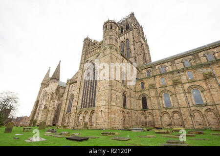 Durham/Angleterre - 5 janvier 2013 : photo grand angle de la cathédrale de Durham Banque D'Images