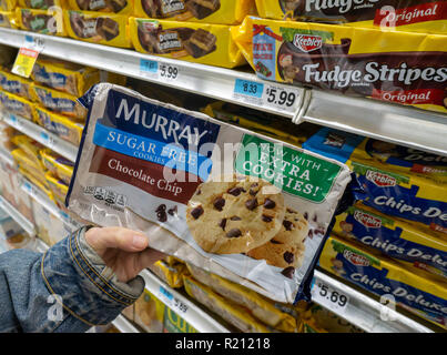 Un client choisit un paquet de Kellogg's sans sucre marque Murray cookies dans un supermarché de New York le Mardi, Novembre 13, 2018. La Kellogg Co. est signalé à être la vente d'un certain nombre de marques de cookie et ses entreprises-collation car elle consolide les offres informatiques. (Â© Richard B. Levine) Banque D'Images