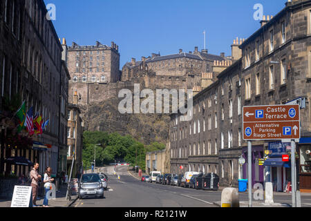 Edimbourg/Ecosse - 11 juillet 2014 : le château d'Édimbourg vue depuis la rue de la ville aux beaux jours avec ciel bleu Banque D'Images