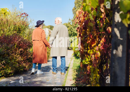 Nice de couple sur le chemin Banque D'Images