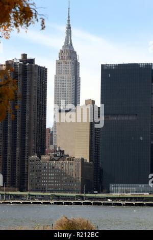 New York, NY, US. 15ème. Nov, 2018. Monde-célèbre gratte-ciel art decor Empire State building comme vu à travers New York's East River à partir de la Plaza du bras Banque D'Images