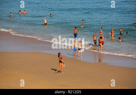 VILA DO BISPO, PORTUGAL - 21 août 2018 : les gens à la célèbre plage de Salema à Vila do Bispo. Cette plage fait partie d'un célèbre région touristique d'Alg Banque D'Images