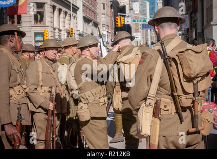 Les membres du groupe de reconstitution, la Côte Est, Doughboys sur la Cinquième Avenue à New York pour le défilé des anciens combattants le dimanche, Novembre 11, 2018. Sait à l'origine comme jour de l'Armistice, cette année, la maison de vacances commémore le 100e anniversaire de la fin de la Première Guerre mondiale à la onzième heure du onzième jour du onzième mois, les canons se sont tus en 1918 marquant la fin de la Première Guerre mondiale. La maison de vacances a été étendu à tous les soldats américains de toutes les guerres. (Â© Richard B. Levine) Banque D'Images