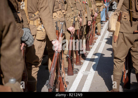 Les membres du groupe de reconstitution, la Côte Est, Doughboys sur la Cinquième Avenue à New York pour le défilé des anciens combattants le dimanche, Novembre 11, 2018. Sait à l'origine comme jour de l'Armistice, cette année, la maison de vacances commémore le 100e anniversaire de la fin de la Première Guerre mondiale à la onzième heure du onzième jour du onzième mois, les canons se sont tus en 1918 marquant la fin de la Première Guerre mondiale. La maison de vacances a été étendu à tous les soldats américains de toutes les guerres. (© Richard B. Levine) Banque D'Images