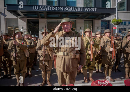 Les membres du groupe de reconstitution, la Côte Est, Doughboys sur la Cinquième Avenue à New York pour le défilé des anciens combattants le dimanche, Novembre 11, 2018. Sait à l'origine comme jour de l'Armistice, cette année, la maison de vacances commémore le 100e anniversaire de la fin de la Première Guerre mondiale à la onzième heure du onzième jour du onzième mois, les canons se sont tus en 1918 marquant la fin de la Première Guerre mondiale. La maison de vacances a été étendu à tous les soldats américains de toutes les guerres. (Â© Richard B. Levine) Banque D'Images