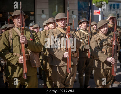 Les membres du groupe de reconstitution, la Côte Est, Doughboys sur la Cinquième Avenue à New York pour le défilé des anciens combattants le dimanche, Novembre 11, 2018. Sait à l'origine comme jour de l'Armistice, cette année, la maison de vacances commémore le 100e anniversaire de la fin de la Première Guerre mondiale à la onzième heure du onzième jour du onzième mois, les canons se sont tus en 1918 marquant la fin de la Première Guerre mondiale. La maison de vacances a été étendu à tous les soldats américains de toutes les guerres. (Â© Richard B. Levine) Banque D'Images