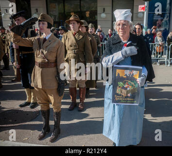 Les membres du groupe de reconstitution, la Côte Est, Doughboys sur la Cinquième Avenue à New York pour le défilé des anciens combattants le dimanche, Novembre 11, 2018. Sait à l'origine comme jour de l'Armistice, cette année, la maison de vacances commémore le 100e anniversaire de la fin de la Première Guerre mondiale à la onzième heure du onzième jour du onzième mois, les canons se sont tus en 1918 marquant la fin de la Première Guerre mondiale. La maison de vacances a été étendu à tous les soldats américains de toutes les guerres. (Â© Richard B. Levine) Banque D'Images