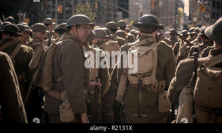 Les membres du groupe de reconstitution, la Côte Est, Doughboys sur la Cinquième Avenue à New York pour le défilé des anciens combattants le dimanche, Novembre 11, 2018. Sait à l'origine comme jour de l'Armistice, cette année, la maison de vacances commémore le 100e anniversaire de la fin de la Première Guerre mondiale à la onzième heure du onzième jour du onzième mois, les canons se sont tus en 1918 marquant la fin de la Première Guerre mondiale. La maison de vacances a été étendu à tous les soldats américains de toutes les guerres. (Â© Richard B. Levine) Banque D'Images