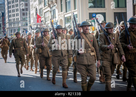 Les membres du groupe de reconstitution, la Côte Est, Doughboys sur la Cinquième Avenue à New York pour le défilé des anciens combattants le dimanche, Novembre 11, 2018. Sait à l'origine comme jour de l'Armistice, cette année, la maison de vacances commémore le 100e anniversaire de la fin de la Première Guerre mondiale à la onzième heure du onzième jour du onzième mois, les canons se sont tus en 1918 marquant la fin de la Première Guerre mondiale. La maison de vacances a été étendu à tous les soldats américains de toutes les guerres. (© Richard B. Levine) Banque D'Images