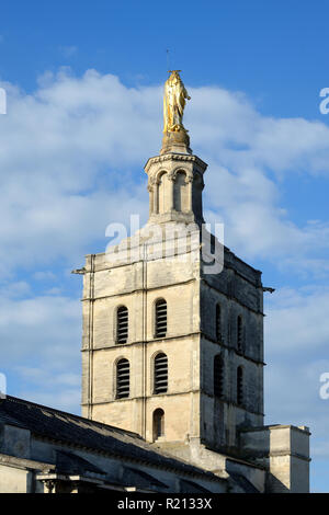 Clocher de l'église Notre-Dame des Doms ou cathédrale (c12th), avec statue dorée de la Vierge Marie, Avignon Vaucluse provence france Banque D'Images