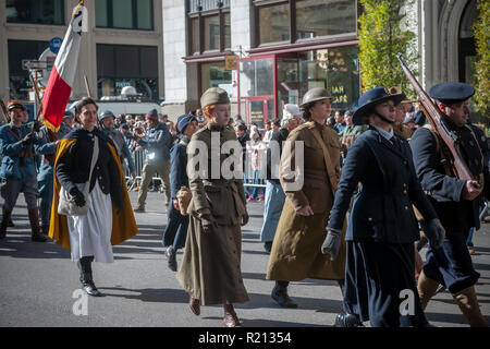 Les membres du groupe de reconstitution, la Côte Est, Doughboys sur la Cinquième Avenue à New York pour le défilé des anciens combattants le dimanche, Novembre 11, 2018. Sait à l'origine comme jour de l'Armistice, cette année, la maison de vacances commémore le 100e anniversaire de la fin de la Première Guerre mondiale à la onzième heure du onzième jour du onzième mois, les canons se sont tus en 1918 marquant la fin de la Première Guerre mondiale. La maison de vacances a été étendu à tous les soldats américains de toutes les guerres. (Â© Richard B. Levine) Banque D'Images