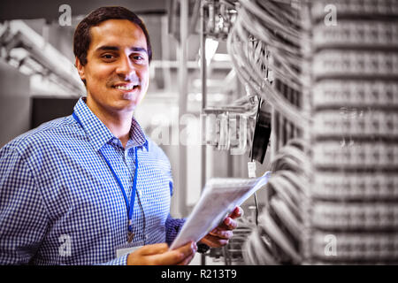 Portrait de l'analyse du technicien server Banque D'Images
