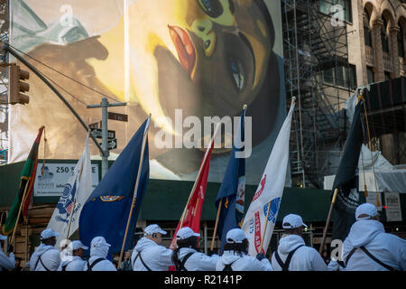 Les manifestants sur la Cinquième Avenue à New York pour le défilé des anciens combattants le dimanche, Novembre 11, 2018. Sait à l'origine comme jour de l'Armistice, cette année, la maison de vacances commémore le 100e anniversaire de la fin de la Première Guerre mondiale à la onzième heure du onzième jour du onzième mois, les canons se sont tus en 1918 marquant la fin de la Première Guerre mondiale. La maison de vacances a été étendu à tous les soldats américains de toutes les guerres. (Â© Richard B. Levine) Banque D'Images