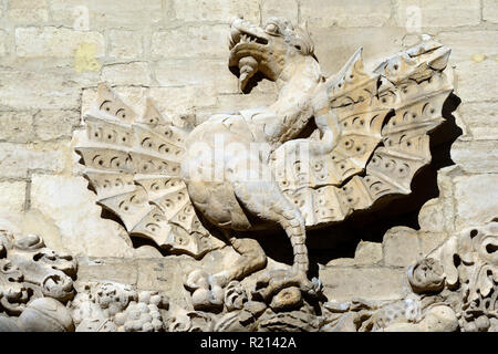 Dragon sculpture baroque et façade de l'Hôtel des Monnaies (1619) ou hôtel particulier Maison de ville Avignon Provence France Banque D'Images