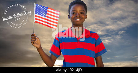 Image composite du petit garçon agitant drapeau américain Banque D'Images