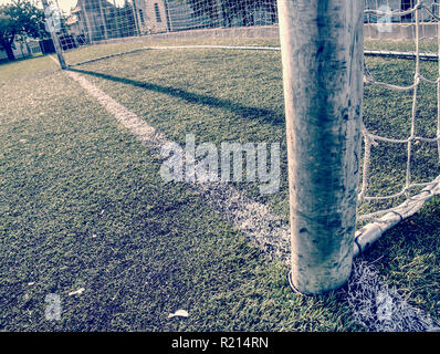 Le champ vert soccer vue par carré blanc gate net. Fond sport Football Banque D'Images
