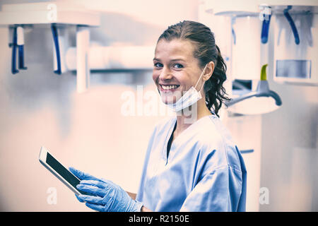 Smiling assistant dentaire using digital tablet Banque D'Images