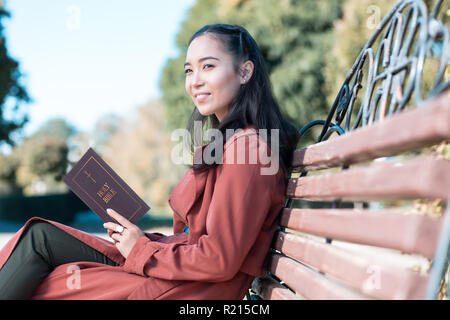 Jolie fille asiatique d'allumer son imagination Banque D'Images