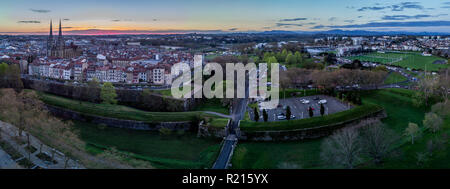 Panorama de l'antenne de Bayonne France en Pays Basque avec une cathédrale gothique médiéval, maisons colorées et les ponts, les murs de la ville et de la forteresse Banque D'Images