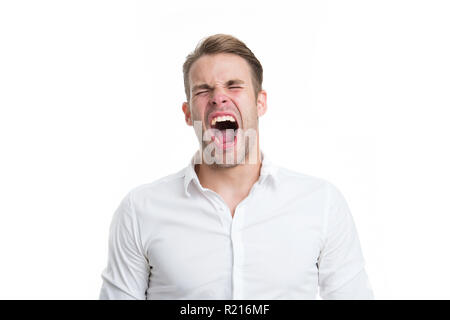 Explosion émotionnelle. L'homme criant face chemise formelle fond blanc. Homme cri ou un bâillement garder les yeux fermés. Guy avec bouche ouverte bâille ou crier copie agressivement l'espace. Banque D'Images