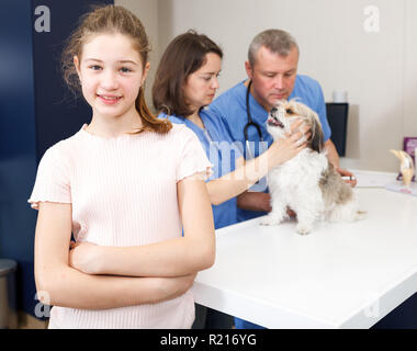 Portrait of happy girl avec son chien par consultation vétérinaire professionnel Banque D'Images