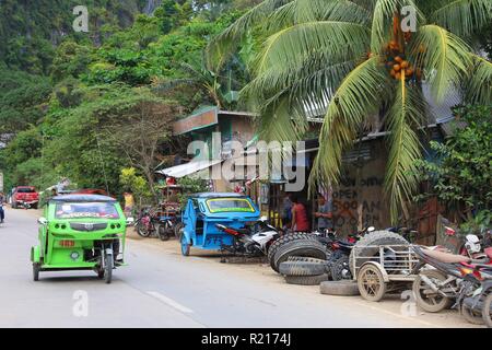PALAWAN, PHILIPPINES - le 4 décembre 2017 : les touristes ride tricycle taxis en station balnéaire d'El Nido, dans l'île de Palawan, aux Philippines. 6 millions d'étrangers Banque D'Images