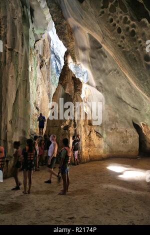 PALAWAN, PHILIPPINES - le 4 décembre 2017 : personnes visitent la grotte de Cadugnon sur island hopping tour à Palawan, Philippines. 6 millions de touristes étrangers ont visité Banque D'Images