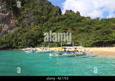 PALAWAN, PHILIPPINES - le 3 décembre 2017 : les gens profiter d' île en île de Palawan, aux Philippines. 6 millions de touristes étrangers ont visité les Philippines en 2 Banque D'Images