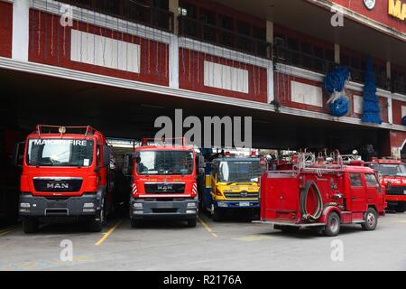 Manille, Philippines - Le 7 décembre 2017 : les camions incendie caserne centrale de Makati, Metro Manila, Philippines. La région métropolitaine de Manille est l'un des plus grands urba Banque D'Images